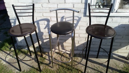 продам 2 барных стула метал крепкий твердая седушка лакированная все целое есть . . фото 3