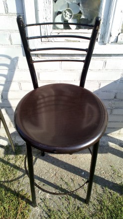 продам 2 барных стула метал крепкий твердая седушка лакированная все целое есть . . фото 2