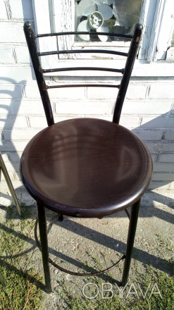 продам 2 барных стула метал крепкий твердая седушка лакированная все целое есть . . фото 1
