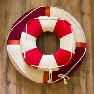 Интерьерная подушка «Спасательный круг маленький» входит в серию «Море». Красный. . фото 8