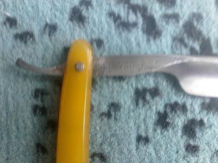 Опасная трофейная старинная бритва, нож раскладной, ручка - янтарная, лезвие с д. . фото 4