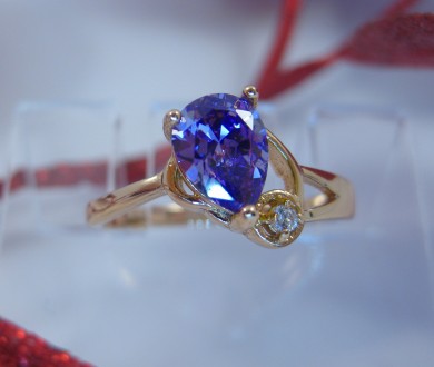Позолоченное кольцо с фиолетовым и белым фианитами. . фото 3