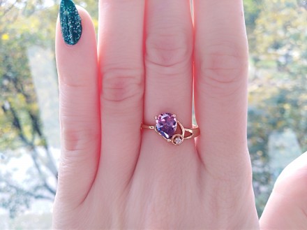 Позолоченное кольцо с фиолетовым и белым фианитами. . фото 2