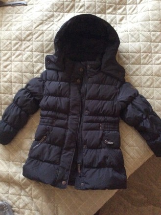 Подовженна куртка для дівчинки віком 3-5 років. Пухова. Приталена, рукава на рез. . фото 2