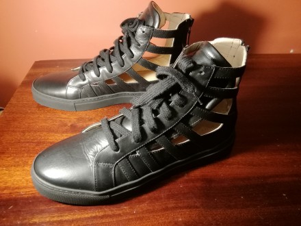 Новые женские ботинки известной итальянской фирмы
Качественная натуральная кожа. . фото 2