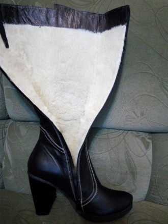 Модельные зимние сапоги на каблуке 38 размера. Материал натуральная кожа внутри . . фото 3