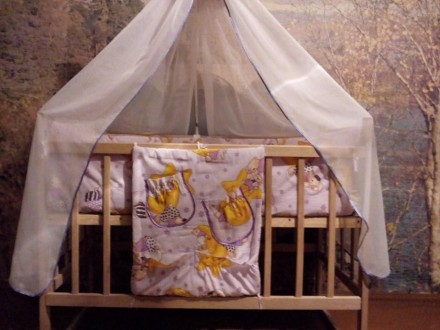 Детская кроватка из натурального дерева, светлая без лака, с колесиками и качалк. . фото 3