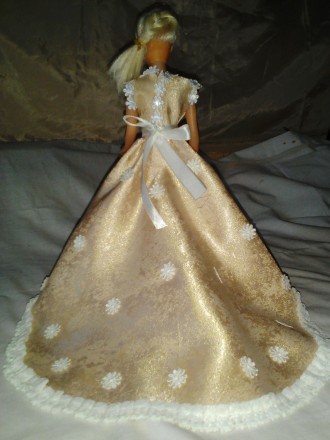 Нарядное длинное платье со шлейфом на куклу Барби кремового цвета с нижней юбкой. . фото 3