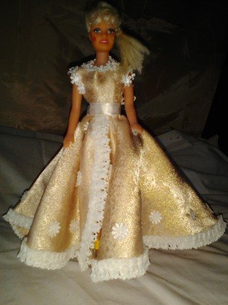 Нарядное длинное платье со шлейфом на куклу Барби кремового цвета с нижней юбкой. . фото 2