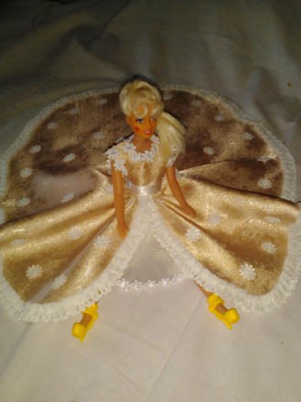 Нарядное длинное платье со шлейфом на куклу Барби кремового цвета с нижней юбкой. . фото 4