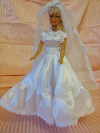 Свадебное белое атласное длинное платье со шлейфом на куклу Барби с фатой.
feni. . фото 2