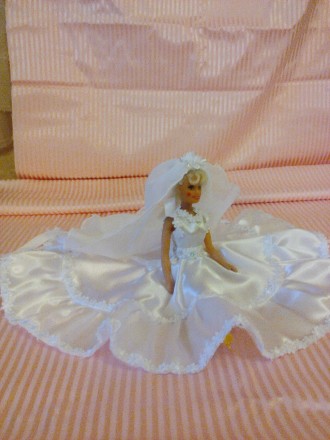 Свадебное белое атласное длинное платье со шлейфом на куклу Барби с фатой.
feni. . фото 4