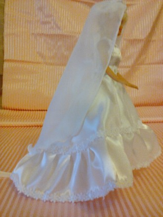 Свадебное белое атласное длинное платье со шлейфом на куклу Барби с фатой.
feni. . фото 3