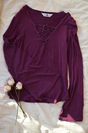 Стильная кофта с веревками на груди и клешеным рукавом.Цвет темно фиолетовый.В т. . фото 2