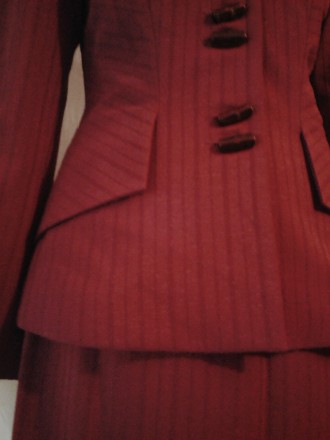 Классический женский костюм цвета бордо 42 р-р с длиной юбкой. Ткань -- 20 % вис. . фото 3