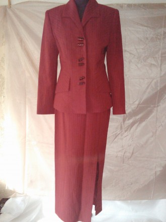 Классический женский костюм цвета бордо 42 р-р с длиной юбкой. Ткань -- 20 % вис. . фото 2