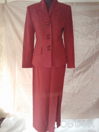 Классический женский костюм цвета бордо 42 р-р с длиной юбкой. Ткань -- 20 % вис. . фото 1