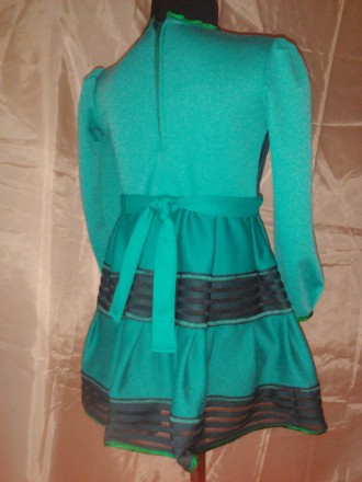 Трикотажное платье зеленого цвета (фотография не передала цвет) с прозрачными вс. . фото 3