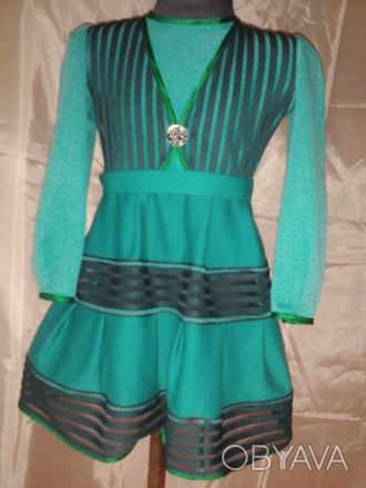 Трикотажное платье зеленого цвета (фотография не передала цвет) с прозрачными вс. . фото 1