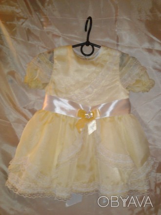 Нарядное платье на девочку 2 - 3 лет светло желтого цвета с коротким рукавом на . . фото 1