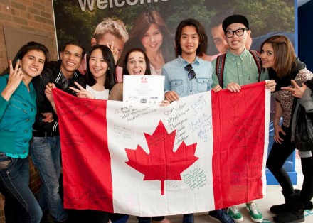 Проще всего получить студенческую визу в Канаду.
По ней вероятность отказа сама. . фото 2