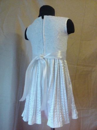 Нарядное платье на девочку 3-4 лет, пошитое: лиф - гипюр с атласной вышивкой и с. . фото 3