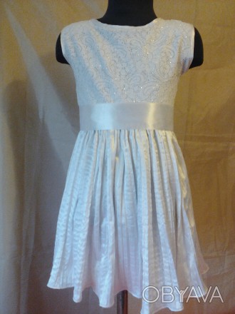 Нарядное платье на девочку 3-4 лет, пошитое: лиф - гипюр с атласной вышивкой и с. . фото 1