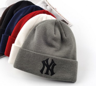 Зимняя шапка New York
Стильная и модная вязаная шапка New York
Цвет : Белая, Ч. . фото 2