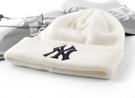 Зимняя шапка New York
Стильная и модная вязаная шапка New York
Цвет : Белая, Ч. . фото 3
