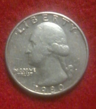 Продам очень редкую монету, перевертыш QUARTER DOLLAR, США 1980г с красной полос. . фото 2