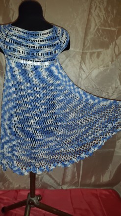 Длинное детское платье-сарафан, вязанное крючком из 100% хлопка. Цвет - сине-гол. . фото 3