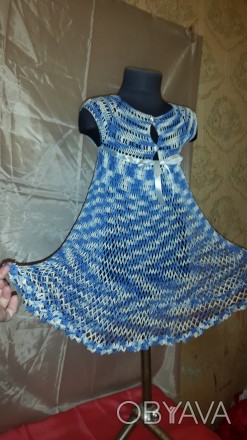 Длинное детское платье-сарафан, вязанное крючком из 100% хлопка. Цвет - сине-гол. . фото 1