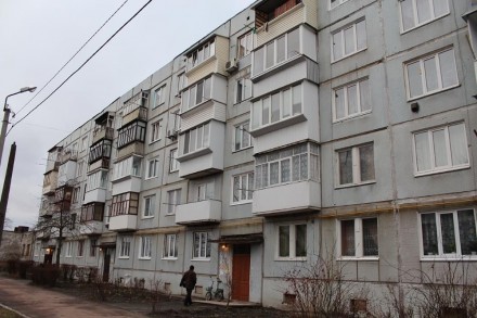 Продажа 2-х комнатной квартиры в г.Нежин на ул.Космонавтов в д.46. Квартира тепл. . фото 3