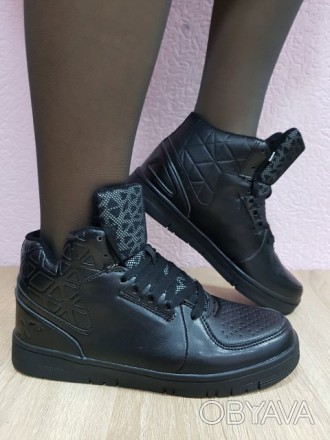 Продам НОВЫЕ зимние кроссовки черного цвета. На ноге смотрятся модно и аккуратно. . фото 1