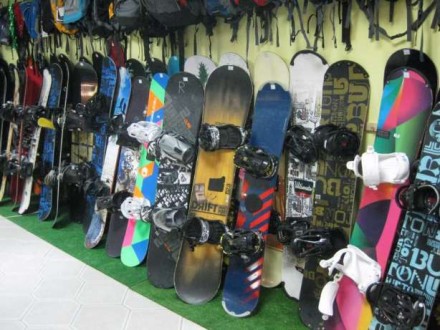 Большой выбор сноубордов, лыж, ботинок, креплений и другого спортивного оборудов. . фото 3