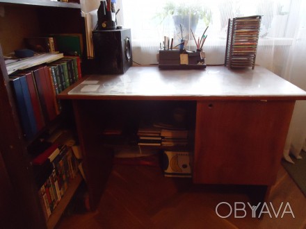 Деревянный письменный стол в очень хорошем состоянии.
В столе имеется подножка,. . фото 1