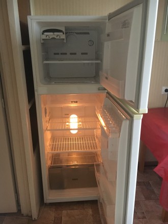 Продаю б/у холодильник Samsung.
В рабочем состоянии, не был в ремонте. 
Габари. . фото 3