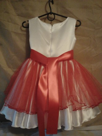 Нарядное платье на девочку 3 -4 лет, пошитое из белого атласа и красного фатина,. . фото 4