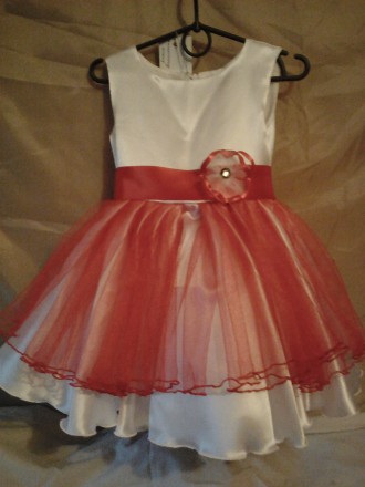 Нарядное платье на девочку 3 -4 лет, пошитое из белого атласа и красного фатина,. . фото 3