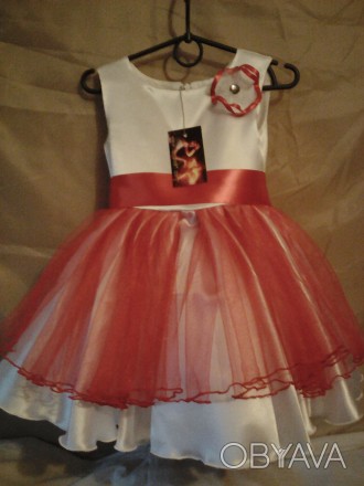 Нарядное платье на девочку 3 -4 лет, пошитое из белого атласа и красного фатина,. . фото 1