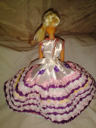 Нарядное платье на куклу Барбби, пошитое из белого атласа. Отделка - блестки, кр. . фото 3