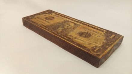 Продам сувенирный доллар вырезанный на массиве дерева 

Размеры:
124х90х15 мм. . фото 3