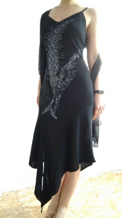 Длинное, асимметричное, чёрное платье на лямках с красивым рисунком. . фото 5