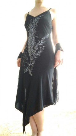 Длинное, асимметричное, чёрное платье на лямках с красивым рисунком. . фото 3