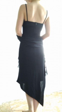 Длинное, асимметричное, чёрное платье на лямках с красивым рисунком. . фото 4
