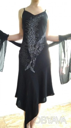 Длинное, асимметричное, чёрное платье на лямках с красивым рисунком. . фото 1