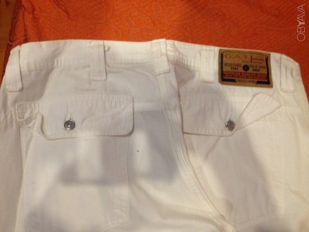 Летние легкие джинсы,клеш, есть небольшие пятна, на фото видно.. . фото 6