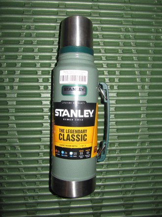 Класичний легендарний термос від Stanley виконаний у зеленому кольорі з покриття. . фото 3