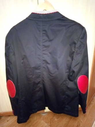 Продам стильный пиджак с красными нашивками на локтях из кожзама.
Замеры:
Плеч. . фото 3