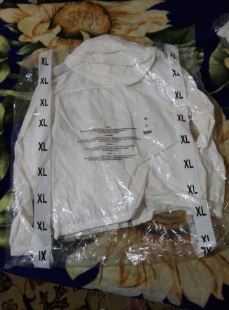 Легкая, непромокаемая, непродуваемая куртка в размере XL. Новая. Цвет белый. Без. . фото 8